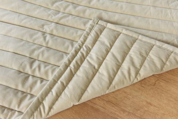 汚れ対策をさりげなく。上品キルトが大人っぽい「bon moment　ソファパッド」[PR]