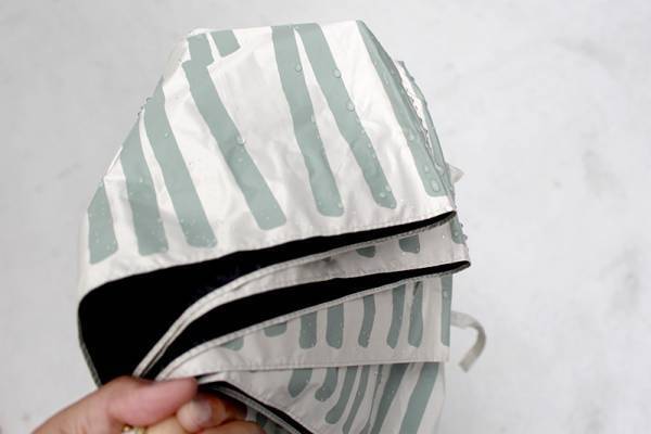 濡れた折りたたみ傘の持ち歩き、正解はコレ！大人も納得できるデザイン「bon moment傘カバー」[PR]