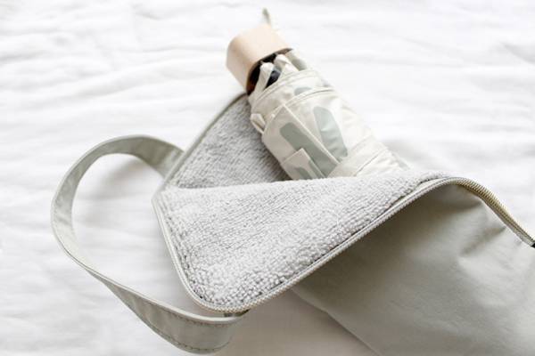 濡れた折りたたみ傘の持ち歩き、正解はコレ！大人も納得できるデザイン「bon moment傘カバー」[PR]