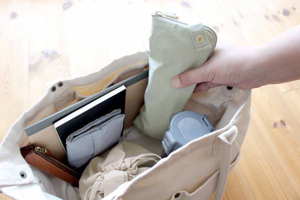 濡れた折りたたみ傘の持ち歩き、正解はコレ！大人も納得できるデザイン「bon moment傘カバー」[PR]