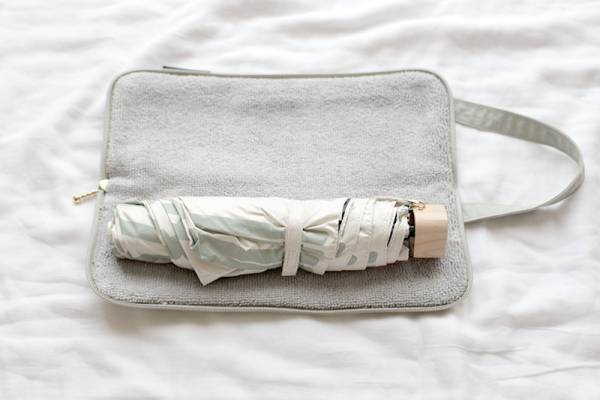 濡れた折りたたみ傘の持ち歩き、正解はコレ！大人も納得できるデザイン「bon moment傘カバー」[PR]