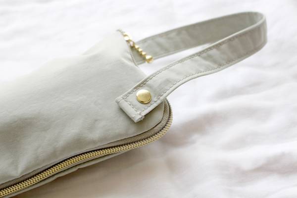 濡れた折りたたみ傘の持ち歩き、正解はコレ！大人も納得できるデザイン「bon moment傘カバー」[PR]