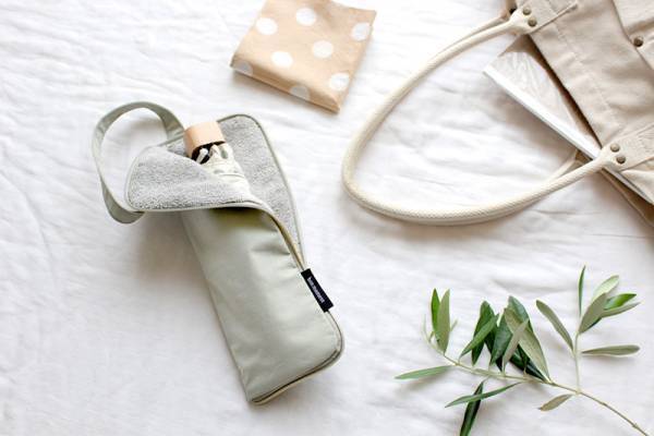 濡れた折りたたみ傘の持ち歩き、正解はコレ！大人も納得できるデザイン「bon moment傘カバー」[PR]