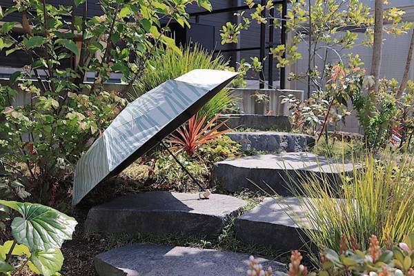 いつものバッグにスッキリ収まる。毎日持ちたくなる「bon moment 晴雨兼用の折りたたみ傘」[PR]