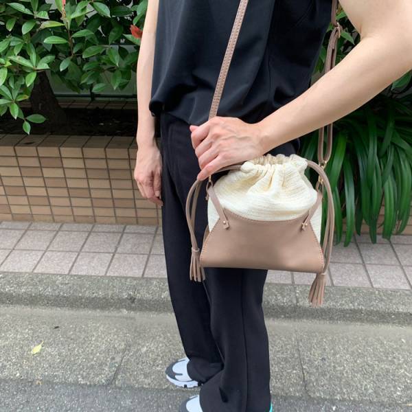 夏のブラックコーデの仕上げに。 涼しげな印象の2way巾着バッグ。[PR]