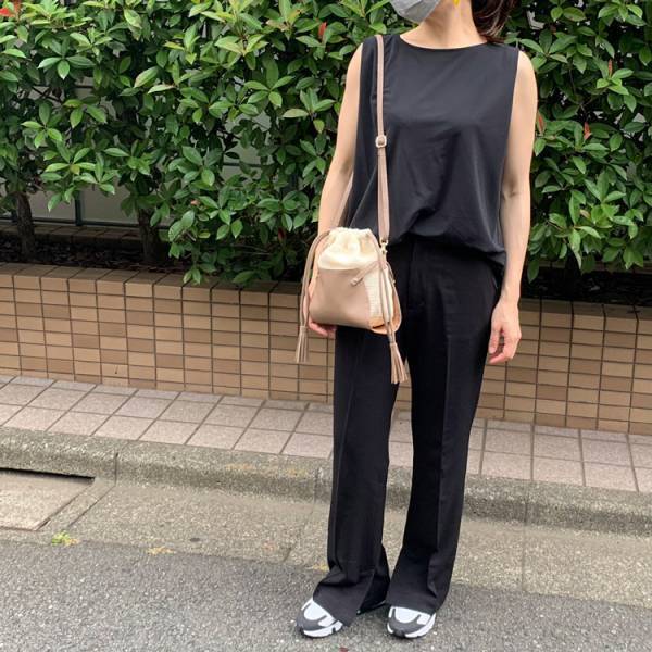 夏のブラックコーデの仕上げに。 涼しげな印象の2way巾着バッグ。[PR]