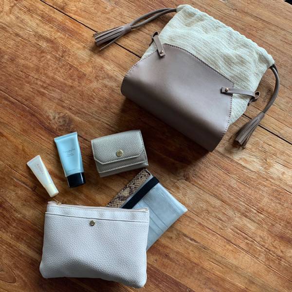 夏のブラックコーデの仕上げに。 涼しげな印象の2way巾着バッグ。[PR]