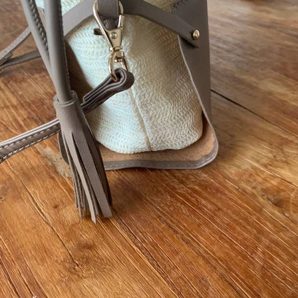 夏のブラックコーデの仕上げに。 涼しげな印象の2way巾着バッグ。[PR]