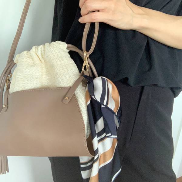夏のブラックコーデの仕上げに。 涼しげな印象の2way巾着バッグ。[PR]