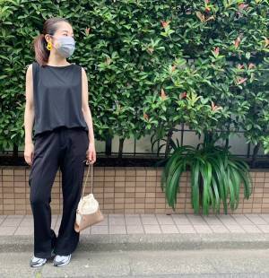 夏のブラックコーデの仕上げに。 涼しげな印象の2way巾着バッグ。[PR]