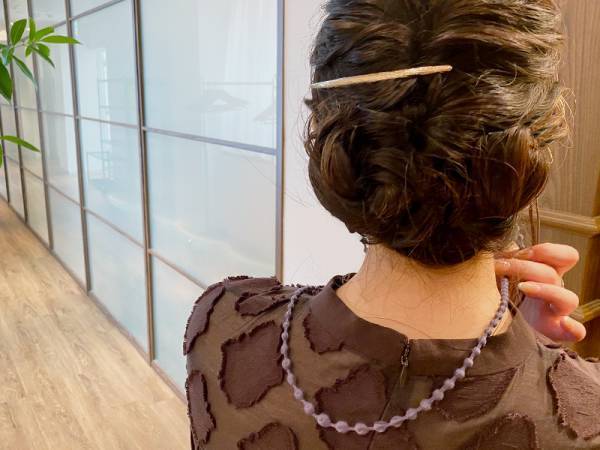 ハレの日のマスク姿を彩る。結婚パーティーや お呼ばれに付けたいマスクコード[PR]