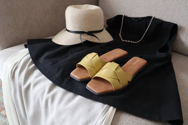 気兼ねなく履けるのがいいところ、こんな日に履きたい毎日サンダル。[PR]