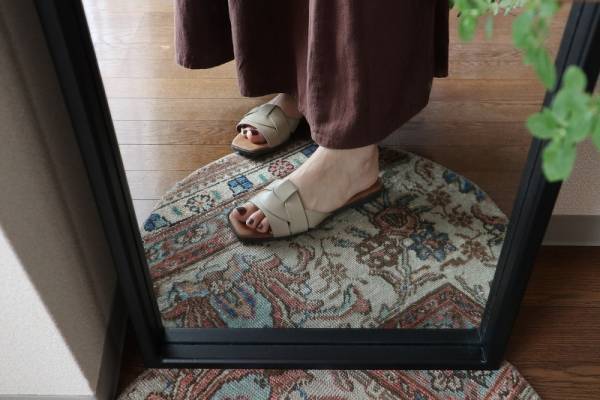 気兼ねなく履けるのがいいところ、こんな日に履きたい毎日サンダル。[PR]