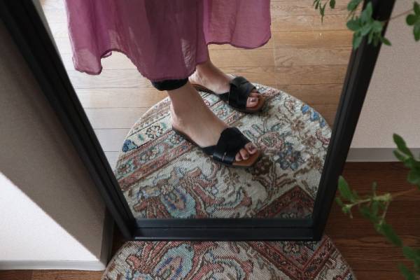 気兼ねなく履けるのがいいところ、こんな日に履きたい毎日サンダル。[PR]