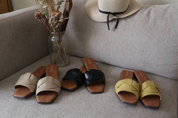 気兼ねなく履けるのがいいところ、こんな日に履きたい毎日サンダル。[PR]