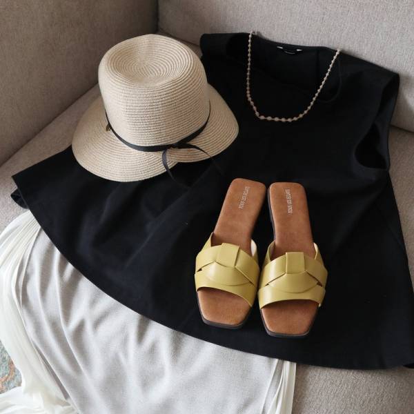 気兼ねなく履けるのがいいところ、こんな日に履きたい毎日サンダル。[PR]