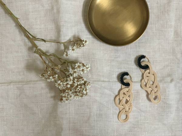 やさしくて上質なアクセサリー。MSNOM(ムスノム) の２WAYイヤリング/ピアス。[PR]