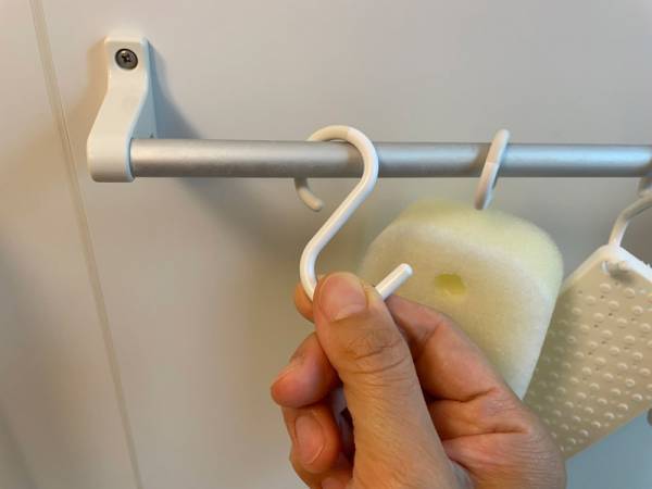 高さも場所も自由に設置！「吊るす収納」で双子育児のプチストレス解消＆掃除の手間も激減[PR]