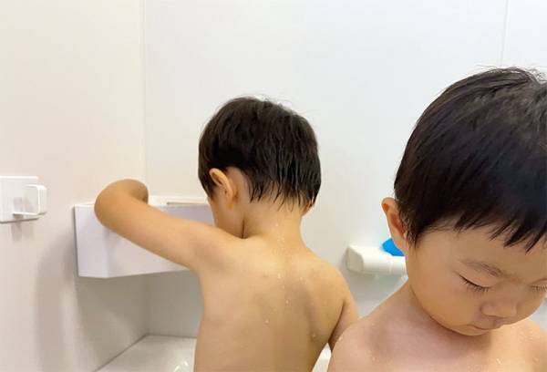 高さも場所も自由に設置！「吊るす収納」で双子育児のプチストレス解消＆掃除の手間も激減[PR]