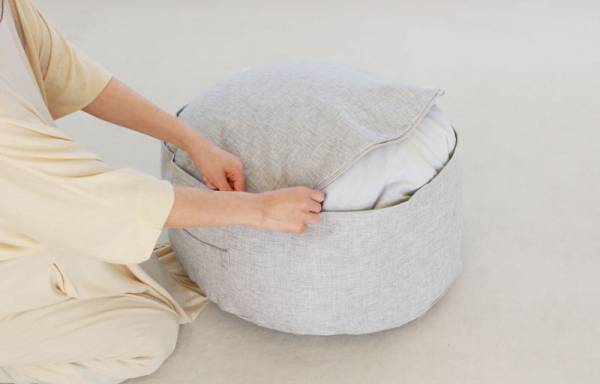 今夜待望の再入荷！「bon moment（ボンモマン）リビングクッションになる 掛け布団収納ケース」スタッフの使い方[PR]