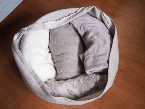 今夜待望の再入荷！「bon moment（ボンモマン）リビングクッションになる 掛け布団収納ケース」スタッフの使い方[PR]