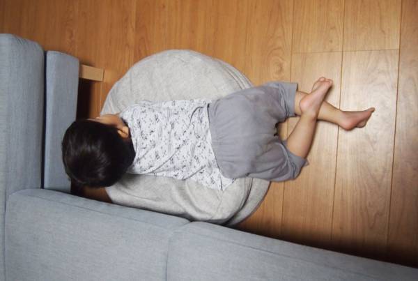 今夜待望の再入荷！「bon moment（ボンモマン）リビングクッションになる 掛け布団収納ケース」スタッフの使い方[PR]