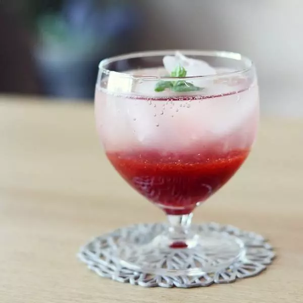 この夏こそ味わいたい!絶品イチゴの「クリームソーダ」でおうちカフェ