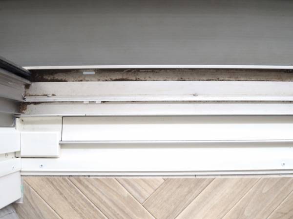 これ１本で窓サッシの掃除ができる！MARNA（マーナ）の「みぞスッキリサッシブラシ」で、放置しがちな窓サッシ掃除を習慣化しよう。[PR]