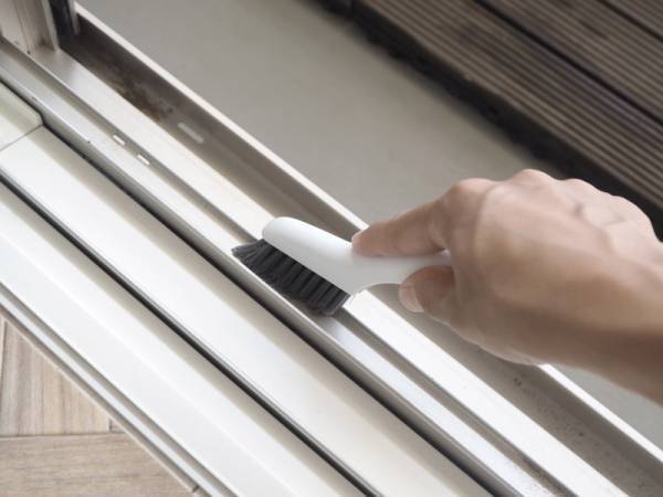 これ１本で窓サッシの掃除ができる！MARNA（マーナ）の「みぞスッキリサッシブラシ」で、放置しがちな窓サッシ掃除を習慣化しよう。[PR]