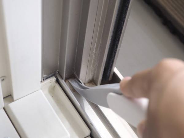 これ１本で窓サッシの掃除ができる！MARNA（マーナ）の「みぞスッキリサッシブラシ」で、放置しがちな窓サッシ掃除を習慣化しよう。[PR]