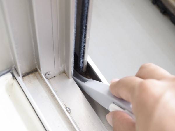 これ１本で窓サッシの掃除ができる！MARNA（マーナ）の「みぞスッキリサッシブラシ」で、放置しがちな窓サッシ掃除を習慣化しよう。[PR]