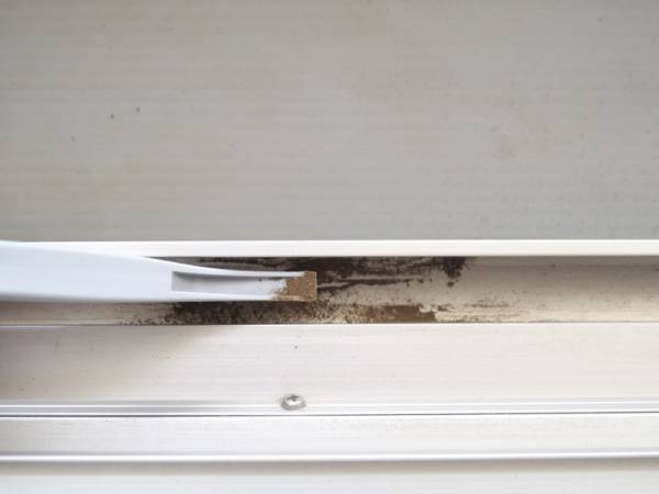 これ１本で窓サッシの掃除ができる！MARNA（マーナ）の「みぞスッキリサッシブラシ」で、放置しがちな窓サッシ掃除を習慣化しよう。[PR]