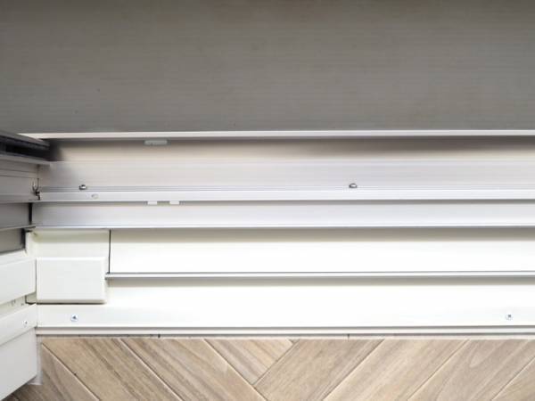 これ１本で窓サッシの掃除ができる！MARNA（マーナ）の「みぞスッキリサッシブラシ」で、放置しがちな窓サッシ掃除を習慣化しよう。[PR]