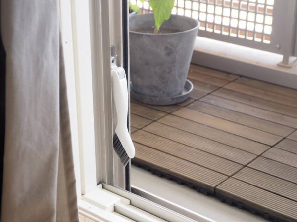 これ１本で窓サッシの掃除ができる！MARNA（マーナ）の「みぞスッキリサッシブラシ」で、放置しがちな窓サッシ掃除を習慣化しよう。[PR]