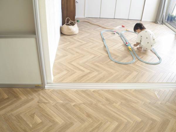 これ１本で窓サッシの掃除ができる！MARNA（マーナ）の「みぞスッキリサッシブラシ」で、放置しがちな窓サッシ掃除を習慣化しよう。[PR]