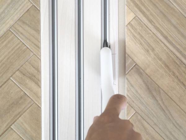 これ１本で窓サッシの掃除ができる！MARNA（マーナ）の「みぞスッキリサッシブラシ」で、放置しがちな窓サッシ掃除を習慣化しよう。[PR]