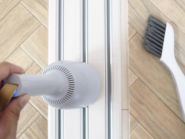 これ１本で窓サッシの掃除ができる！MARNA（マーナ）の「みぞスッキリサッシブラシ」で、放置しがちな窓サッシ掃除を習慣化しよう。[PR]