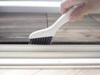 これ１本で窓サッシの掃除ができる！MARNA（マーナ）の「みぞスッキリサッシブラシ」で、放置しがちな窓サッシ掃除を習慣化しよう。[PR]