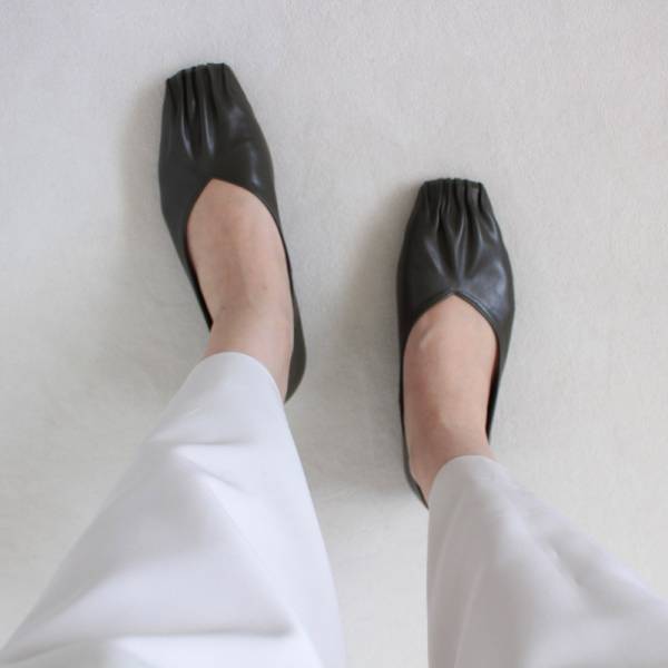 【2021秋冬】まずこの２つの靴で乗り越える！新作パンプス＆新カラバリローファーのスタッフコーディネート集[PR]