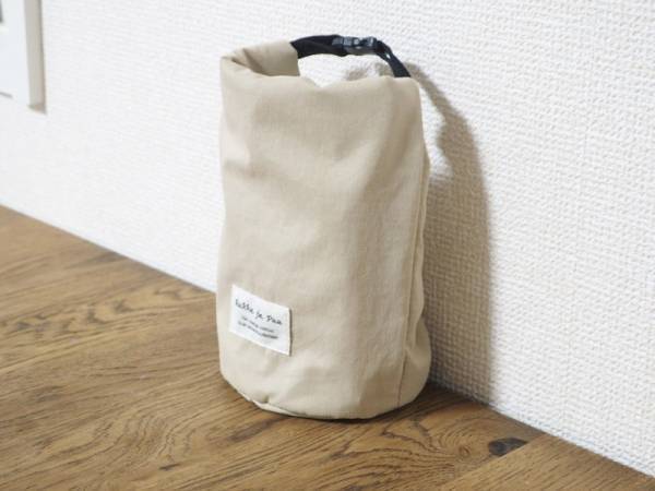 外出先でのゴミ捨てがスムーズに。まるでポーチなkukka ja puuの「持ち歩けるゴミ箱」[PR]