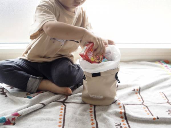 外出先でのゴミ捨てがスムーズに。まるでポーチなkukka ja puuの「持ち歩けるゴミ箱」[PR]