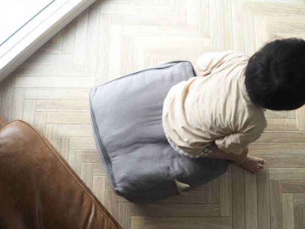 あの人気シリーズにキッズサイズが登場！見た目以上の収納力で、リビングに置きやすい「キッズ用布団収納ケース」[PR]