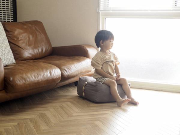 あの人気シリーズにキッズサイズが登場！見た目以上の収納力で、リビングに置きやすい「キッズ用布団収納ケース」[PR]