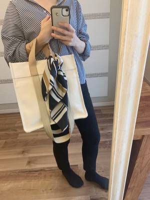 「トートバッグ＝カジュアル」はもう古い！？ 綺麗めスタイルが叶うコーデ術[PR]