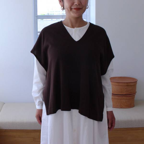 【ニットベスト×ブラウスのレイヤードセット】単品着回しスタッフコーディネート[PR]