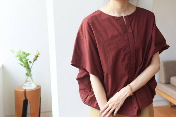 今の時期にぴったりな秋色ブラウスで端境期を乗り切る！インスタグラマーさん着用レポ[PR]