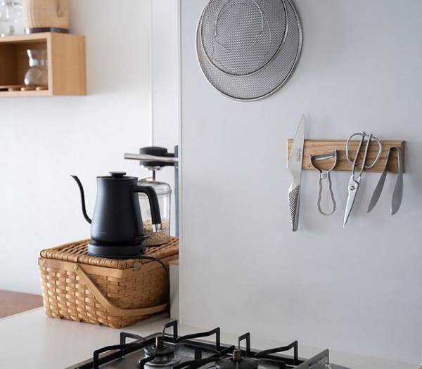 サッと手に取れる場所に、ピタッと収納が叶う「マグネット式のオーク材 包丁ホルダー」【インスタグラマーさんの使用レポ】[PR]