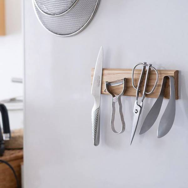 サッと手に取れる場所に、ピタッと収納が叶う「マグネット式のオーク材 包丁ホルダー」【インスタグラマーさんの使用レポ】[PR]