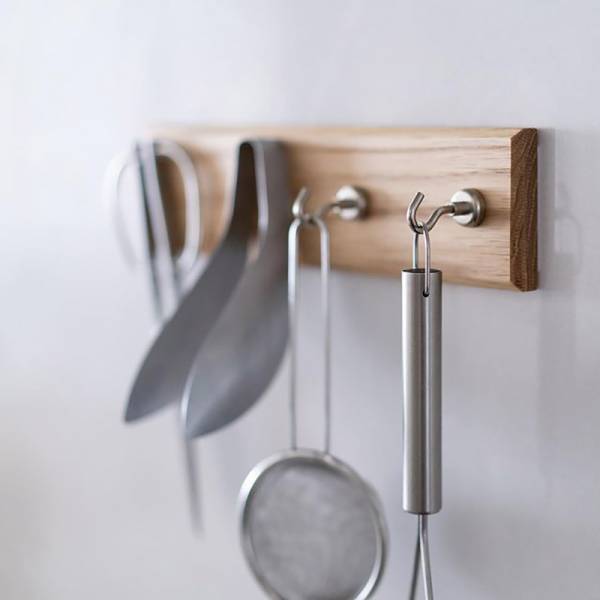 サッと手に取れる場所に、ピタッと収納が叶う「マグネット式のオーク材 包丁ホルダー」【インスタグラマーさんの使用レポ】[PR]