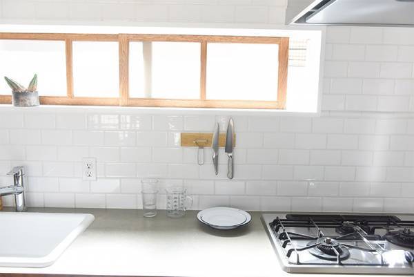 サッと手に取れる場所に、ピタッと収納が叶う「マグネット式のオーク材 包丁ホルダー」【インスタグラマーさんの使用レポ】[PR]